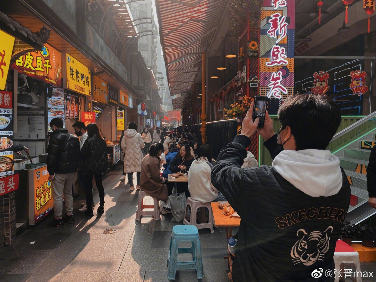 两人结婚这多年依旧恩恩爱爱~出差也不忘表白老婆!真的太甜啦!