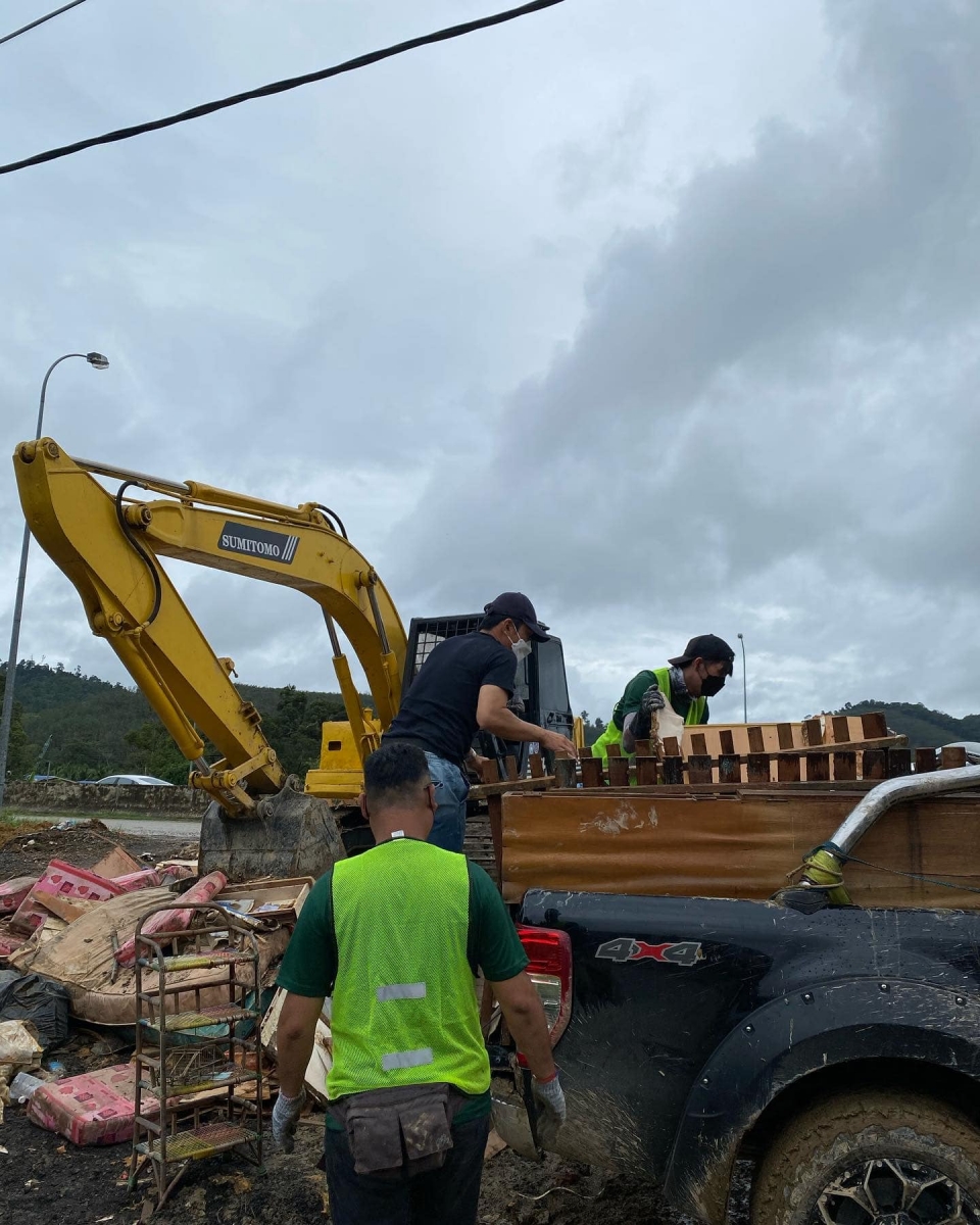 可见大水灾过后,到处都布满了垃圾和污泥,留下重创的痕迹