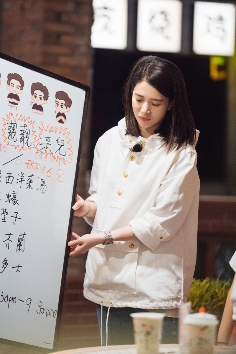 应采儿和袁咏仪在最新一期的《大湾仔的夜》扮演一日店长的角色，大嫂们在经营餐厅时明显更胜一筹，从菜单、采购到下厨都安排得井然有序，就连和顾客沟通也非常在行，大湾区大嫂帮果然入得厨房，出得厅堂啊！