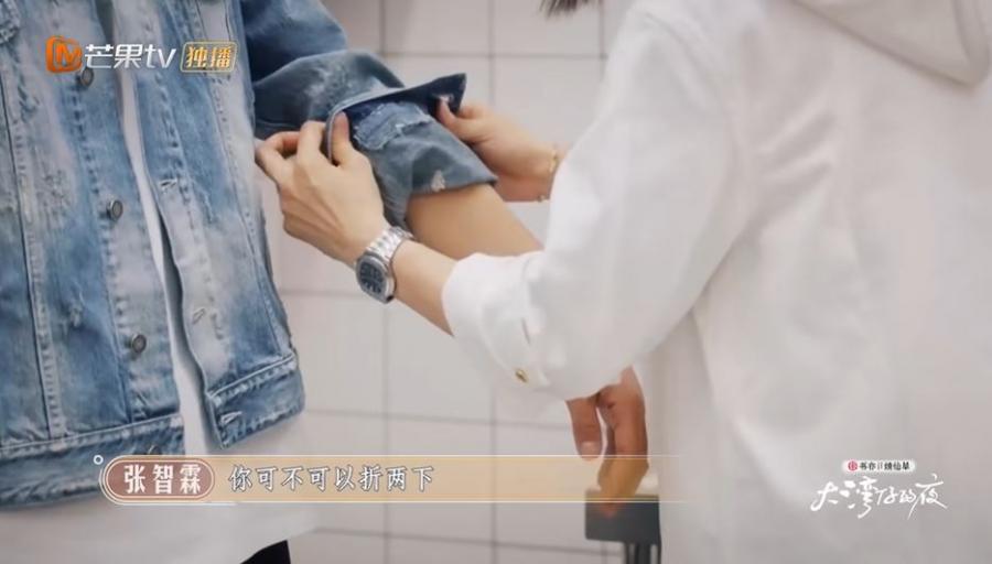 张智霖在做西多士的时候，袖子稍微有点过长，袁咏仪在一旁开始展开唠叨模式，要求张智霖把袖子撸起来。