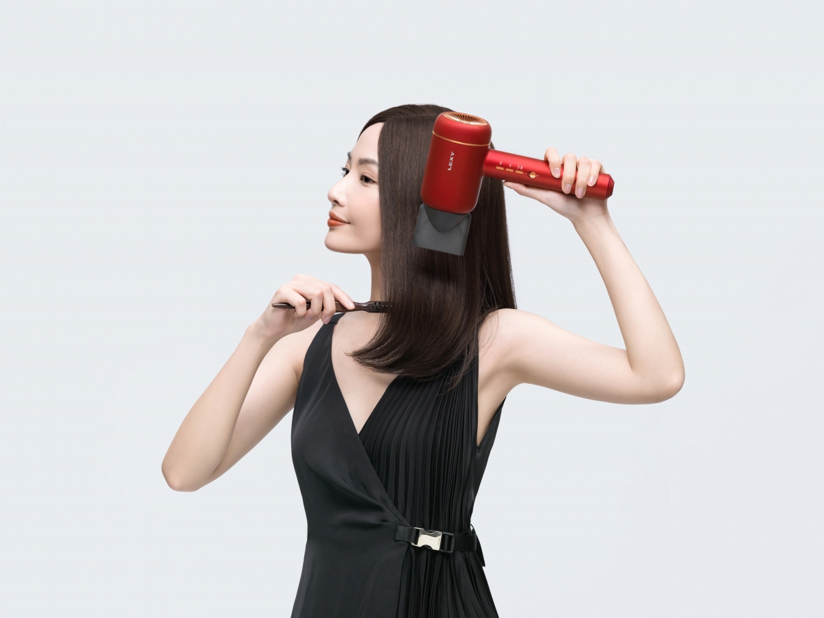 想要吹干头发的同时达到护发效果,「JIMMY F6」超声波吹风机就可以轻松做得到!