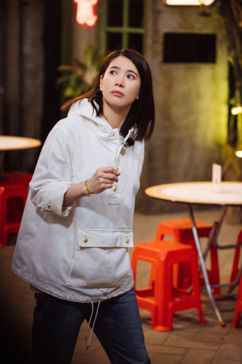 在最新一期《大湾仔的夜》邀请了袁咏仪和应采儿前来助阵，让我们有机会看到夫妻间的真实互动，仙靓夫妇相处模式更让一旁的「谢天华」闪瞎眼？！