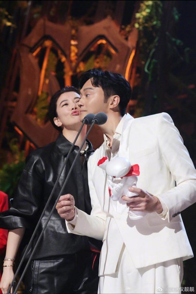 张智霖把老婆哄到飞天，随后也转发贴文隔空喊话「那是不是可以买少一点」？对此，网民也直言「想得美」「Chilam 被包支配的恐惧」「大仙不仅长得帅还想得美」