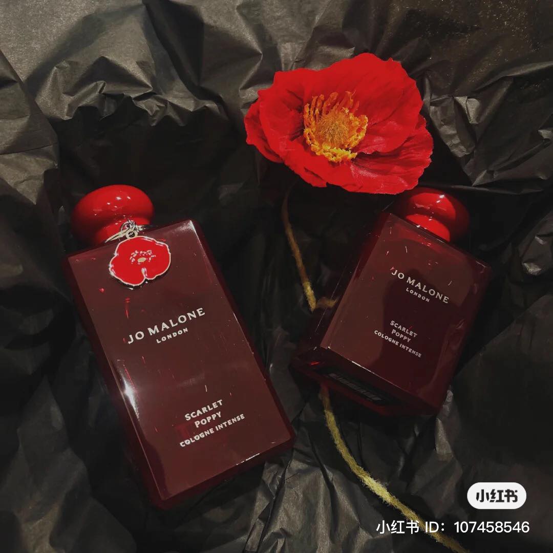 祖玛珑香水摇身一变成红彤彤的玻璃瓶~渐层晕染红色调，营造出一种古典韵味高级感，瓶口上还有花花的挂饰