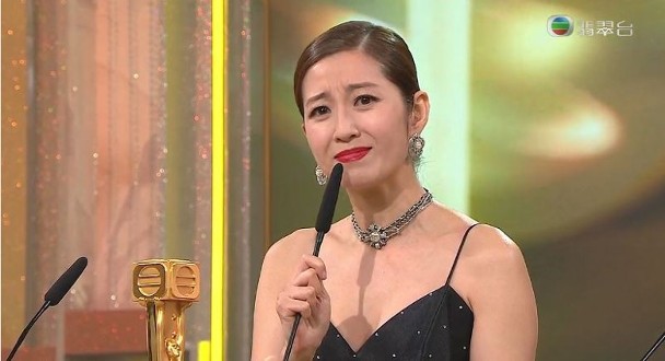 TVB 《万千星辉颁奖典礼 2021》在昨晚圆满落幕，陈自瑶 Yoyo 也凭着大热姿态夺下入行 17 年以来的首座「最佳女配角」！