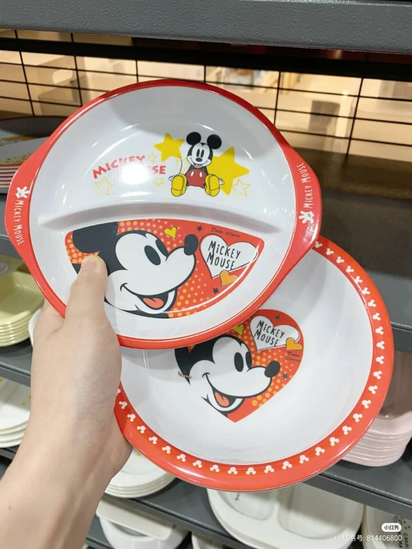 吃饭的时候配上米奇老鼠的碟子，真的超幸福！