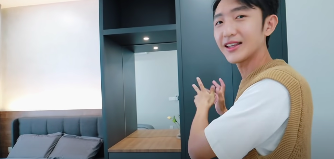 客房旁边摆放着一个超大的衣橱