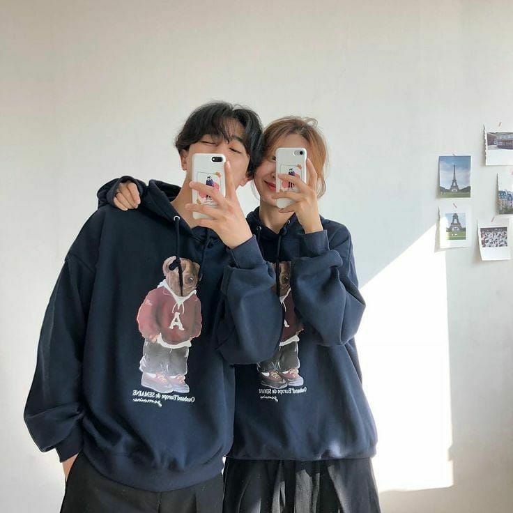 在和对方第一次约会的时侯,一定要表现得自然并让自己处于舒服的状态。即使内心是有点小紧张的,也绝对不要表现出来!并且要保持自己的神秘感,在对话的时候可以少说话多聆听,让对方去找话题和表达自己给你更加了解他。