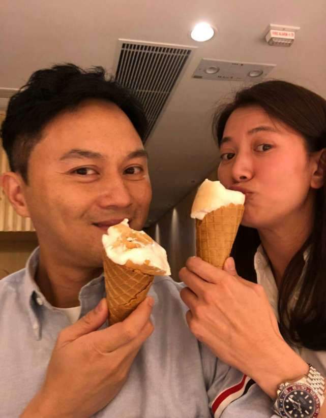 靓靓和张智霖结婚接近 21 年，感情依旧像热恋情侣一样缠绵。虽然大部分时间都在调侃对方，但眼神总是充满爱意。