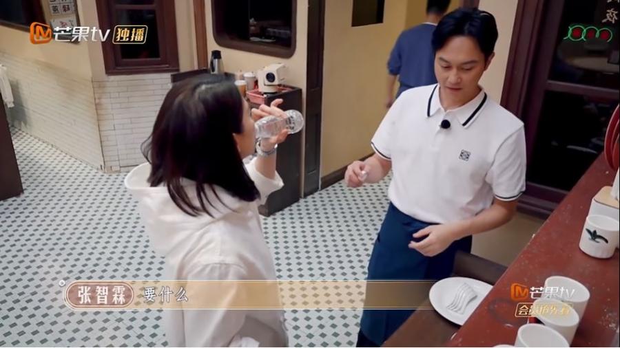 仙靓夫妇同喝一瓶水的举动让人全程姨母笑不停，张智霖果然是老婆的人间理想型，既体贴又细心~老婆的需求永远放在第一位！