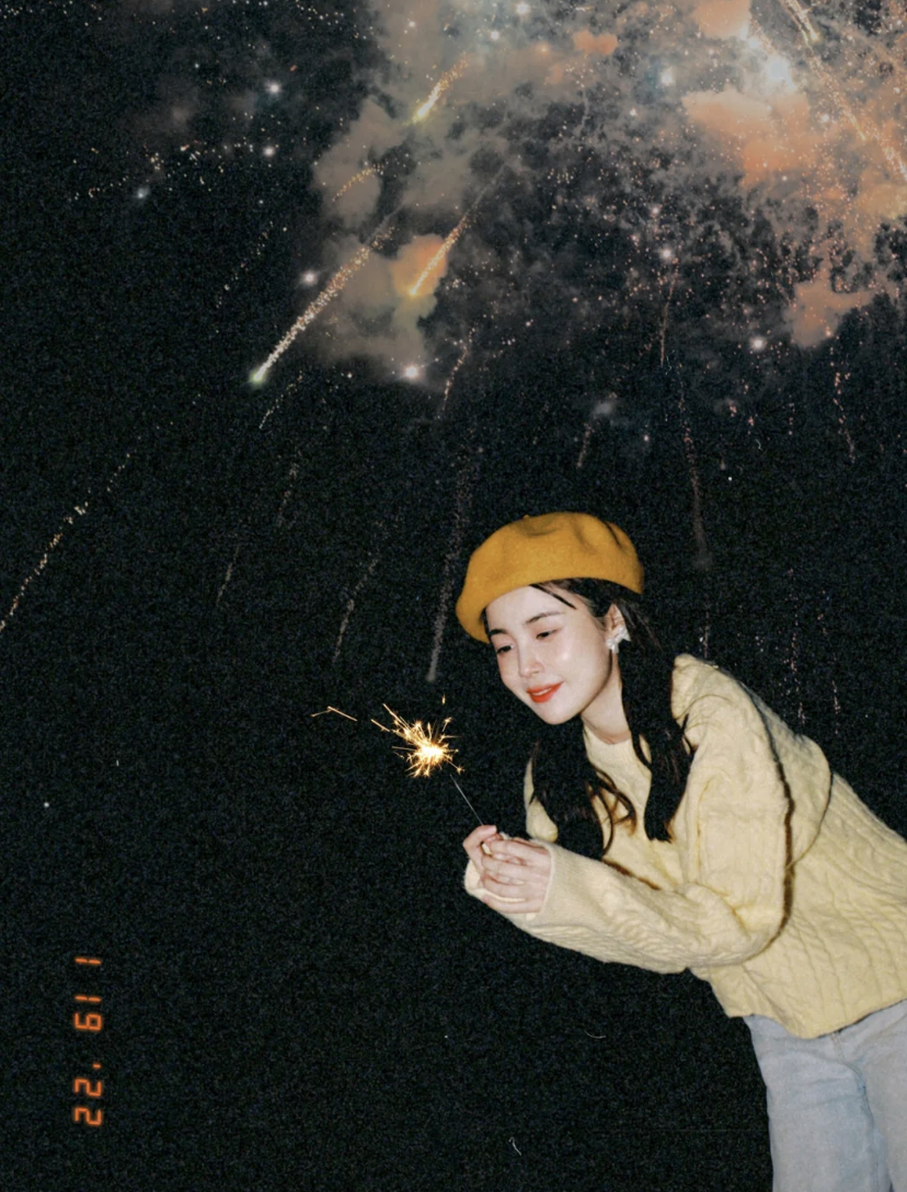 新年拍照没有烟花也不怕!大家只需要在一个较暗的空地拍照,然后在拍照时打开闪光灯,记得头顶要留空间哦!接着使用「MIX」APP来修图添加烟花效果,选择「魔法天空>浪漫烟花>R15」就能立即拥有氛围感烟花照!