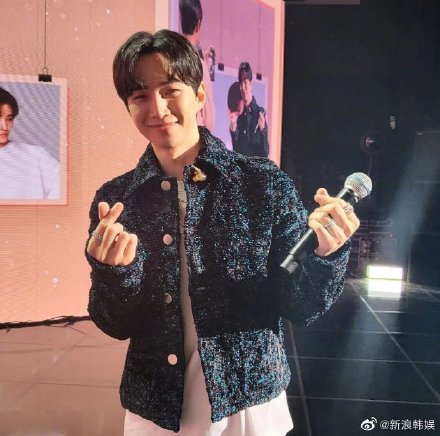 最近凭借着电视剧《衣袖红镶边》晋升大势男演员的2PM成员李俊昊就在22日举办了粉丝见面会~