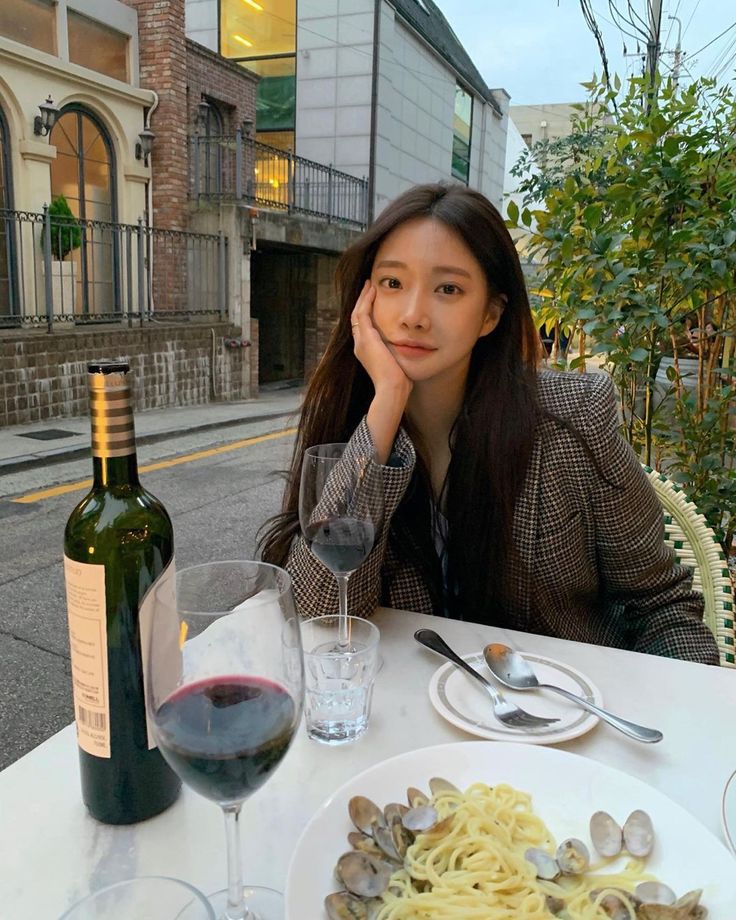 经常听长辈说吃饭要慢慢吃,其实对减肥有帮助哦!因为在我们慢慢咀嚼食物的时候,大脑会分泌一种叫做组织胺的脑内物质,它可以让我们有饱腹感帮助控制食欲。