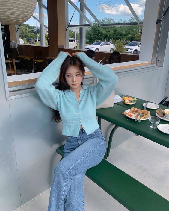 减肥时候的饮食最好以粗粮为主,粗粮虽然也含有丰富的碳水化合物,但本身的纤维素会延缓自身的分解。所以日常三餐可以多吃燕麦、玉米、干豆类等食物,均衡的饮食习惯多吃也不怕会长胖哦!