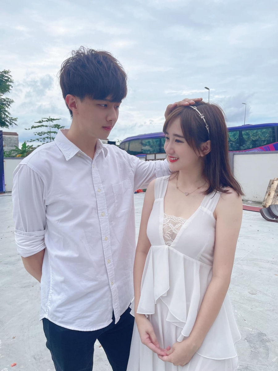 YBB 为了让 LSJ 身败名裂渐渐失去了理智。YBB 不仅要陷害他「还一直推她Instagram 户口给我,还恳求我介绍她工作赚钱还债,也包括求我介绍大老板包养或当小三」。