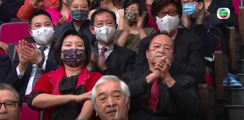 他也哽咽对母亲陶敏明喊话