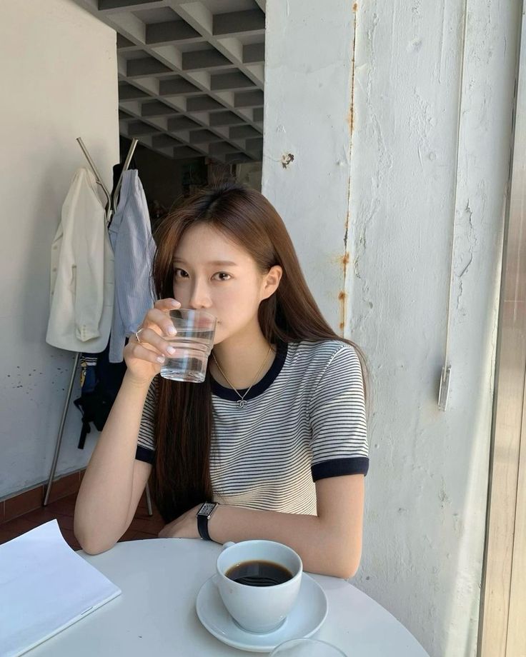 每天喝足8杯水可以加快新陈代谢,餐前一杯水让你少吃半碗饭。水有助于促进肝脏内脂肪的代谢,身体一旦缺水就会让脂肪开始堆积,发胖速度就会瞬间加快!