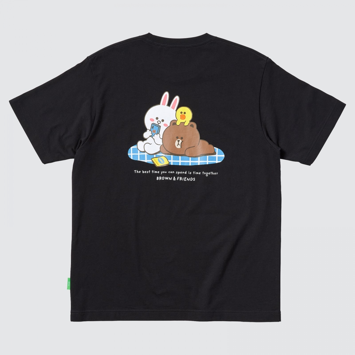 黑色百搭、耐穿，熊大和兔兔在农历新年里选择待在家里不出门，新疫情就算足不出户也能增进感情。