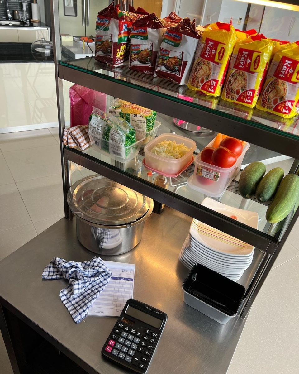 谢茵怡（Jenn Chia) 和 Jon 别出心裁的求婚场景获网大赞「就算不是 Rolex~用手表求婚最实用」「最有创意的求婚，直接把 Mamak 搬回家，还用 Rolex 求婚」「单单摆设 Mamak 场景就已经很有诚意」「关键不在于外表，在于心」「这个超实际，还会升值」