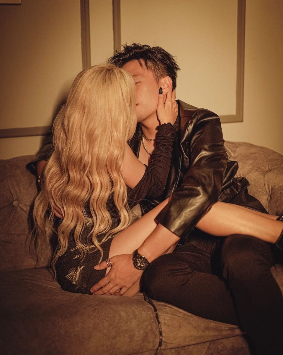 两人也都不离不弃的陪伴在对方身边