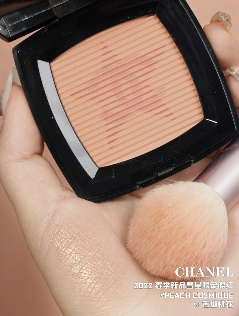 暖暖的白桃香槟色属于纯带闪的腮红，可以打造出非常高级妆感！