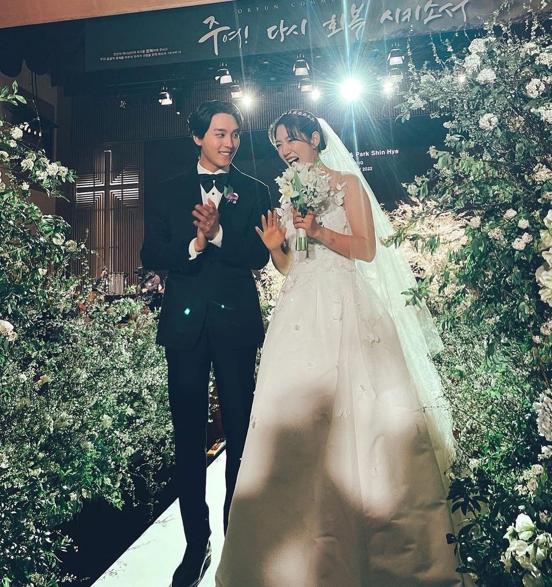 恭喜女神朴信惠结婚啦!!婚礼也在22日当天举办