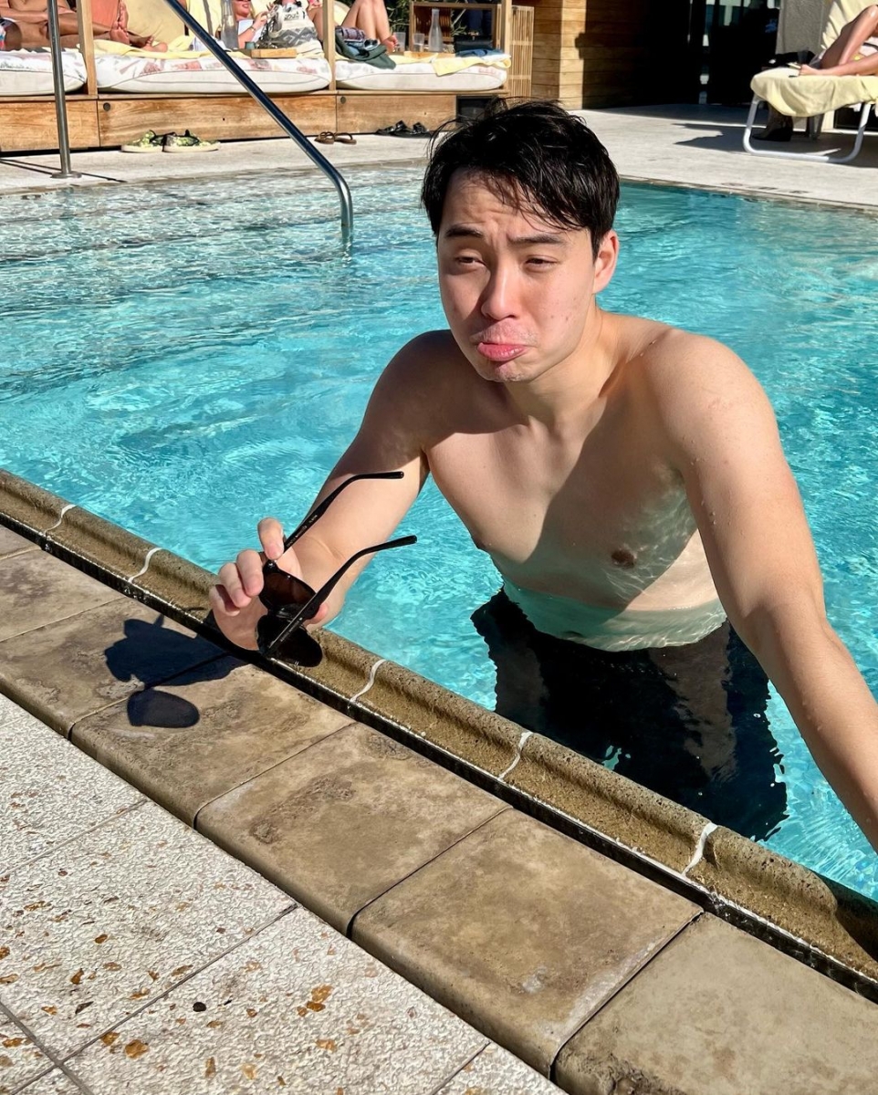 网友纷纷留言表示：「Fuiyoh！Daddy Roger」