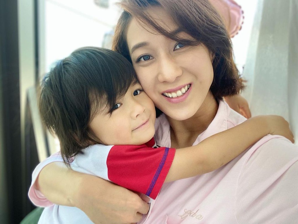 阔别多年再次重返 TVB 颁奖典礼的钟嘉欣声称全程都没有心跳加速、手心也没在冒汗，荣升为妈妈后心脏好像变得强大许多让她欣慰不已「我觉得我长大了~很开心·」。