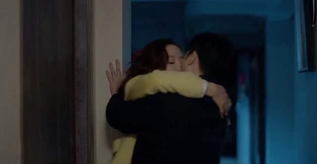 也有网友调侃他们：“为什么亲吻还要转圈圈呢”