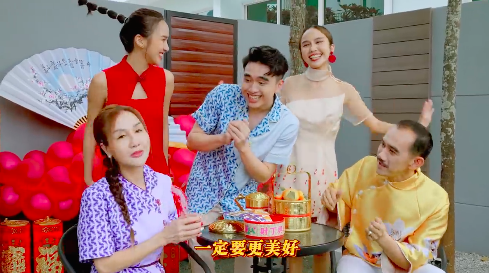 为了跟上孩子们的年轻步伐,爸爸妈妈硬着头皮都要把舞步记起来,过程中虽然频频忘记动作,但隔着屏幕都能感受到他们和乐融融的家庭氛围。