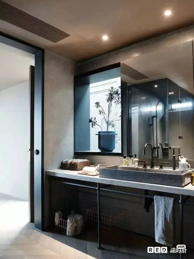 主卧的洗手间采用了水磨石材质与金属质感的配件组合在一起的设计~