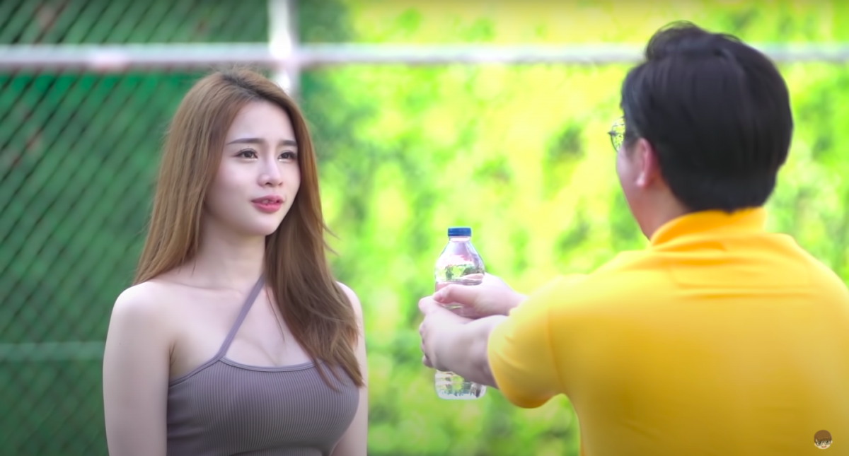 另一名女主角Valent虽然在MV的“戏份”不比Gatita多,而且话题度没有其他两位女主角来得高,但透过这次的MV引起许多网友的好奇心~