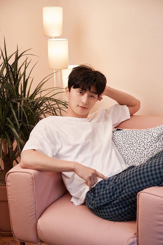 据悉朴叙俊上周在行程开始前自行快筛，结果呈阳性便进行了PCR检测。并在18日便开始取消行程，一直待在家进行自行隔离。在19号确诊染疫的他早已完成接种3次疫苗，所以并没有出现任何症状。