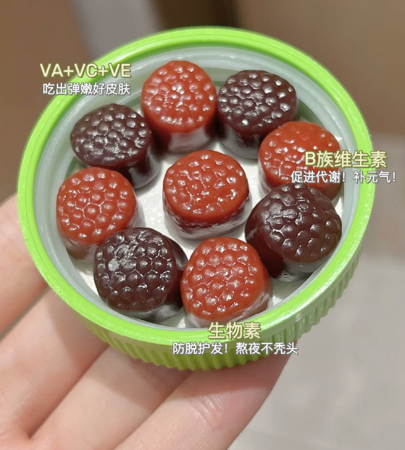 熬夜后也能拥有好气色,全靠这个多维元气糖!吃起来就是QQ弹牙的软糖但含有16种营养素,可以满足女生日常需要的维生素需求。