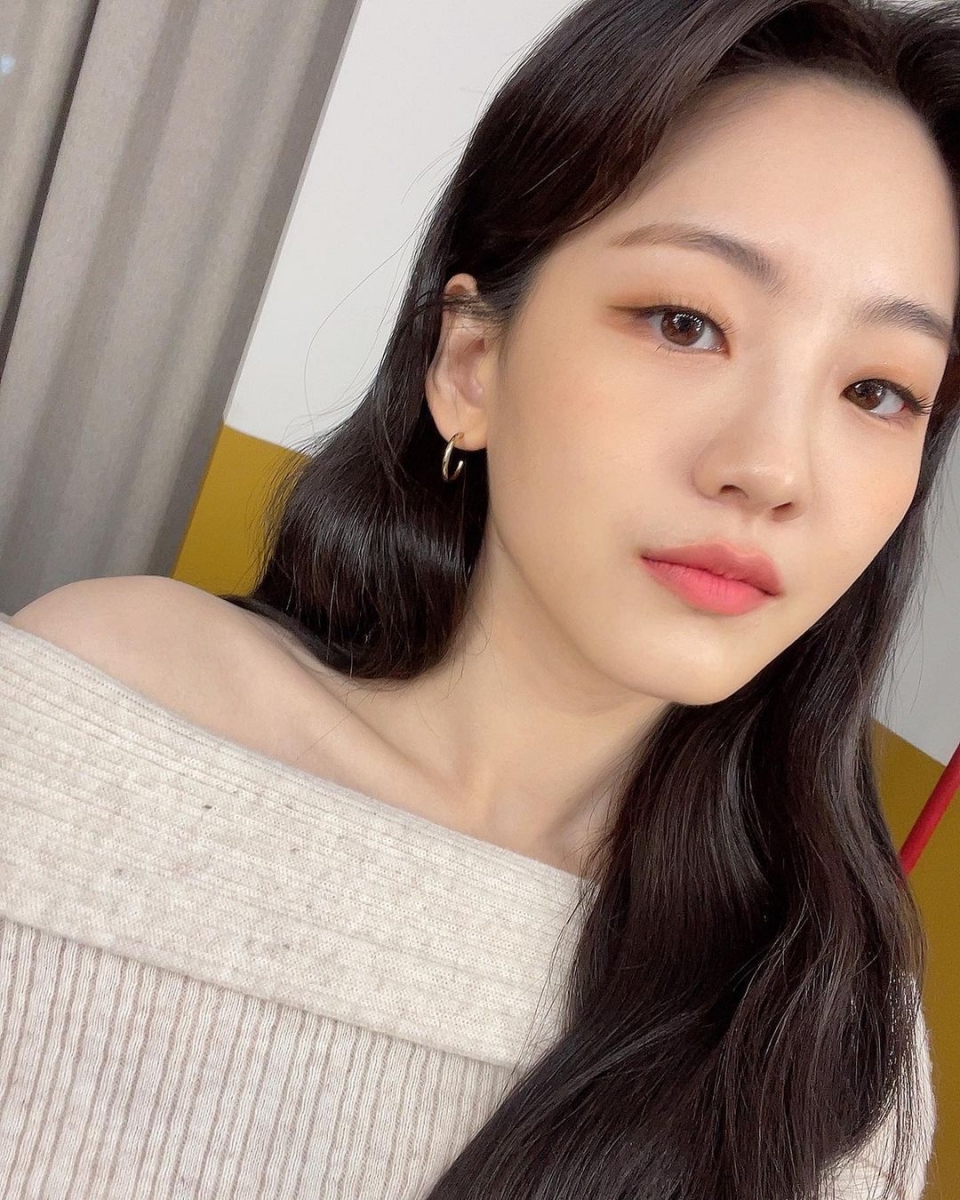 不同于她在剧中聪明沉稳的形象,私底下的她活泼外向人缘超好~