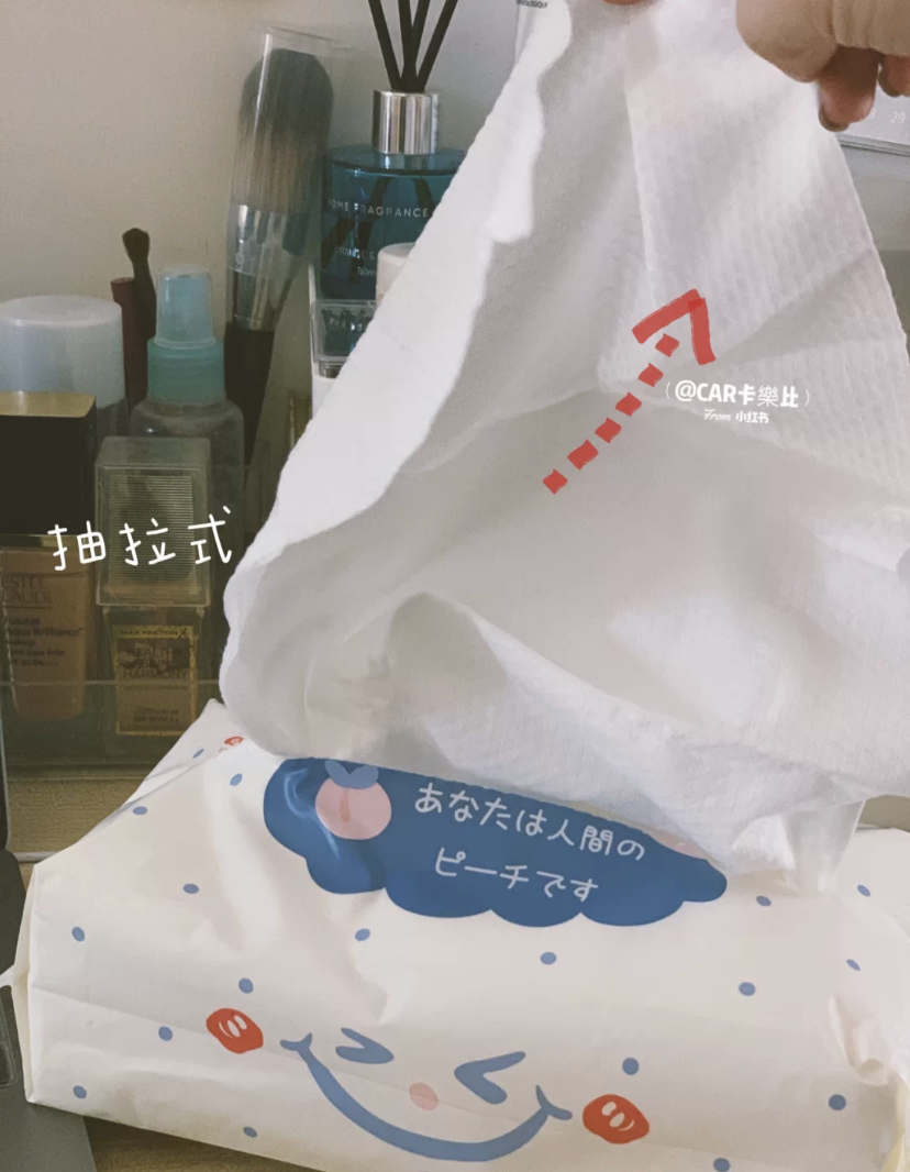 洗脸巾的面料也很柔软还有两面不同材质,也不会容易掉絮,厚度也刚好非常耐用。