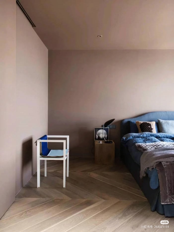 旁边还放了一张白色的扶手椅,让整体简洁大方。