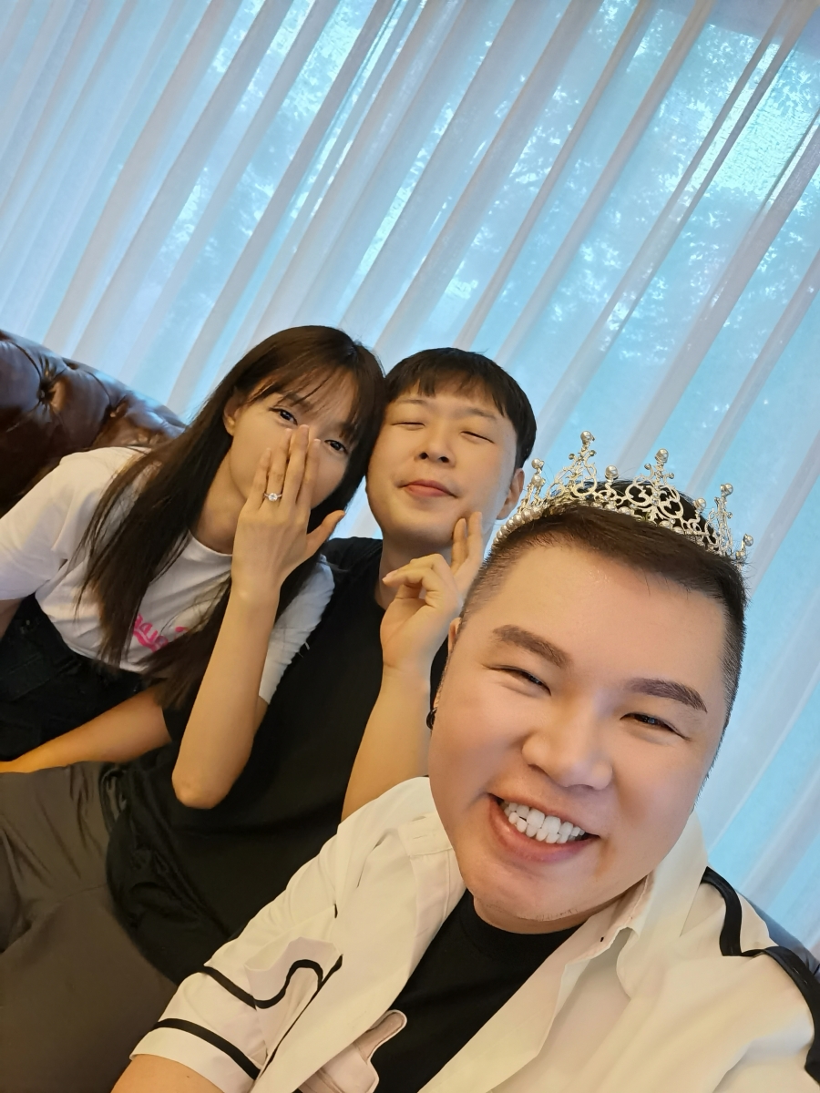 日前,沈梦辰的友人方家翊也晒出一段小俩口结婚祝福短片,并还曝光了俩人的求婚画面,瞬间引起热议。