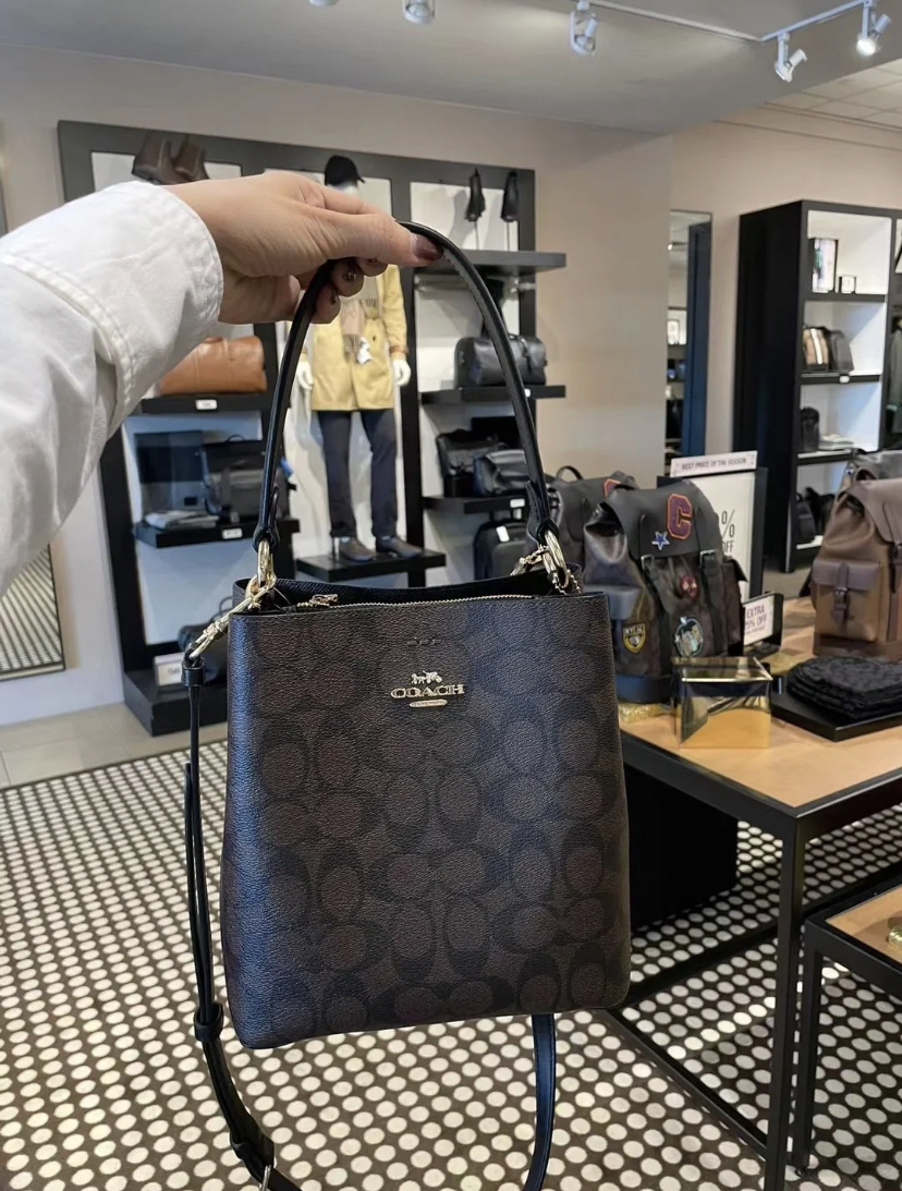 复古可爱的老花款还有手提,搭配肩带就可以换成斜挎背法啦。无论是出门约会或通勤上学都百搭,包身容量很大所以很能装!