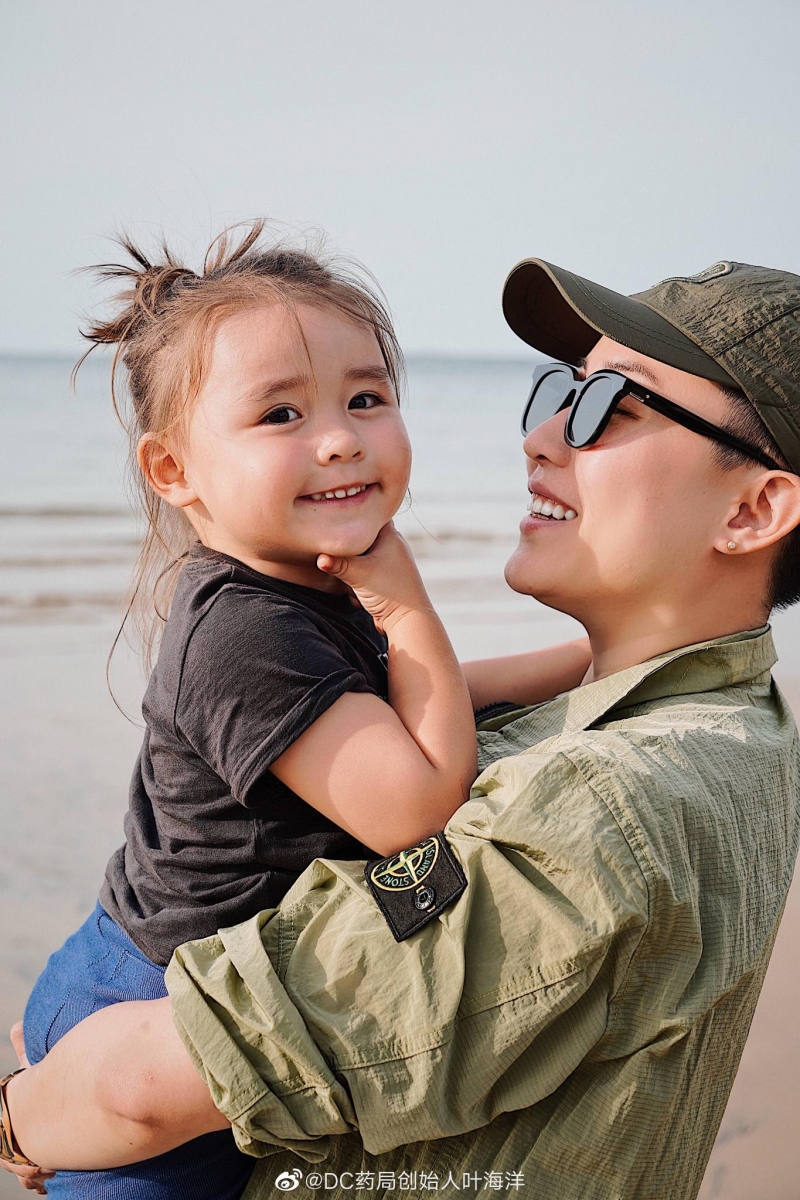 过年后不久,叶海洋在社交媒体上官宣诞下第二胎的喜讯,大方晒出姐姐 Doris 抱着同父同母妹妹的照片,满怀喜悦地表示「在我如梭般的年华里,三生有幸做你们的妈妈。」