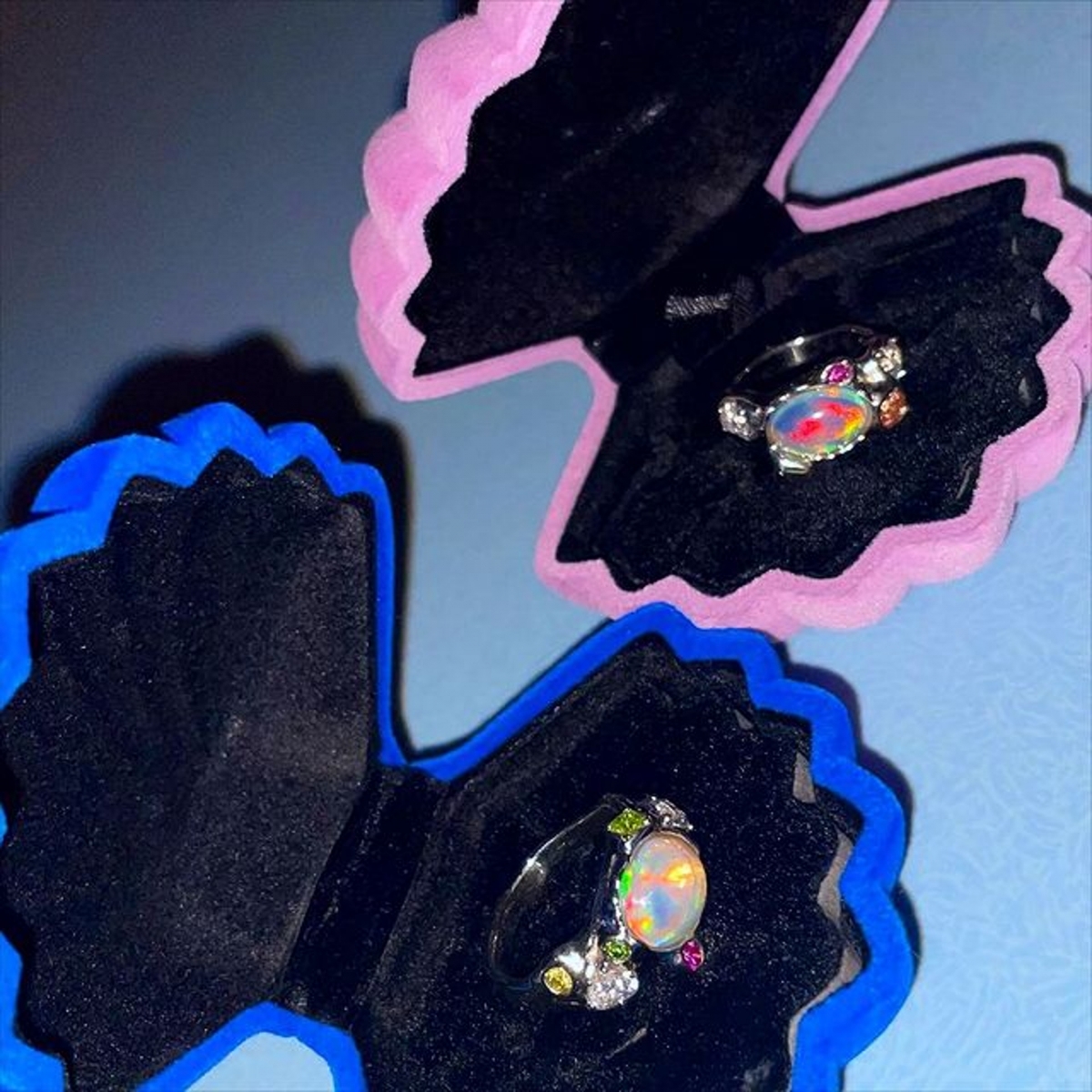 间接暴露了好事将近的喜讯。网友纷纷恭喜这对新人之余,照片中的戒指也成为了热议的焦点。