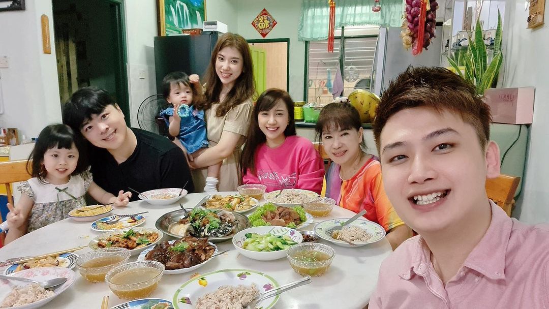 gladish在除夕夜那天也放上一家人吃团圆饭的照片~