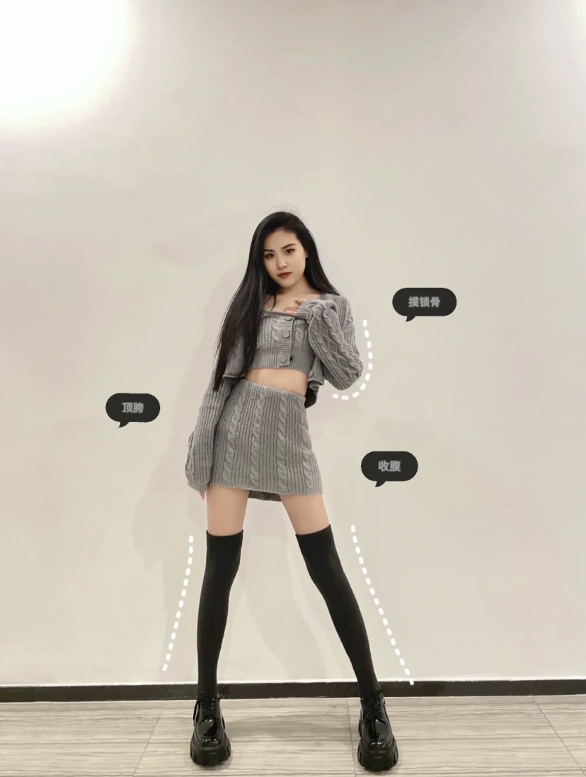 万用拍照姿势8:摸摸锁骨