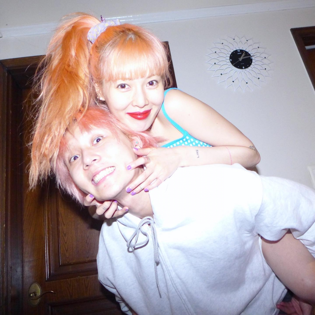 不少网友在了解这枚戒指背后的含义后也甜喊「太浪漫了」「Dawn 宠妻实力 Max」「单是那份心意就值得一赞」「很符合泫雅风格」「狠狠幸福下去」。