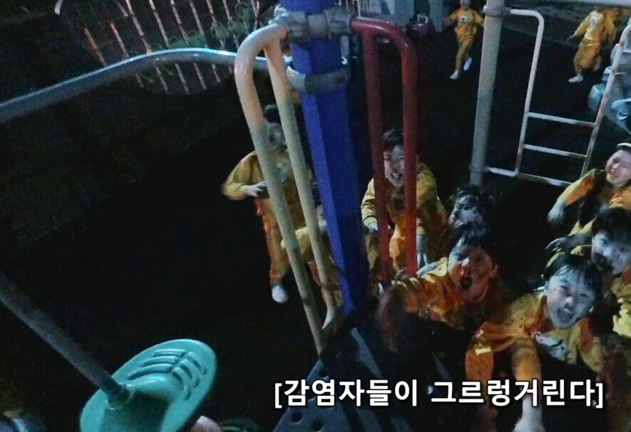 此外,还有网友发现除了这个“女僵尸”偷笑之外,在剧中剧中出现的“幼儿园丧尸”也在网上掀起热议。