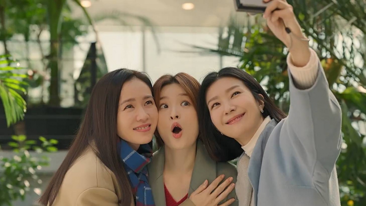 由于电视剧《三十九》故事讲述的是3名即将迈入40岁的好闺蜜,各自面对突如其来的生活、友情、和爱情的挑战,同时这部剧也被网民称之为韩版的《三十而已》。