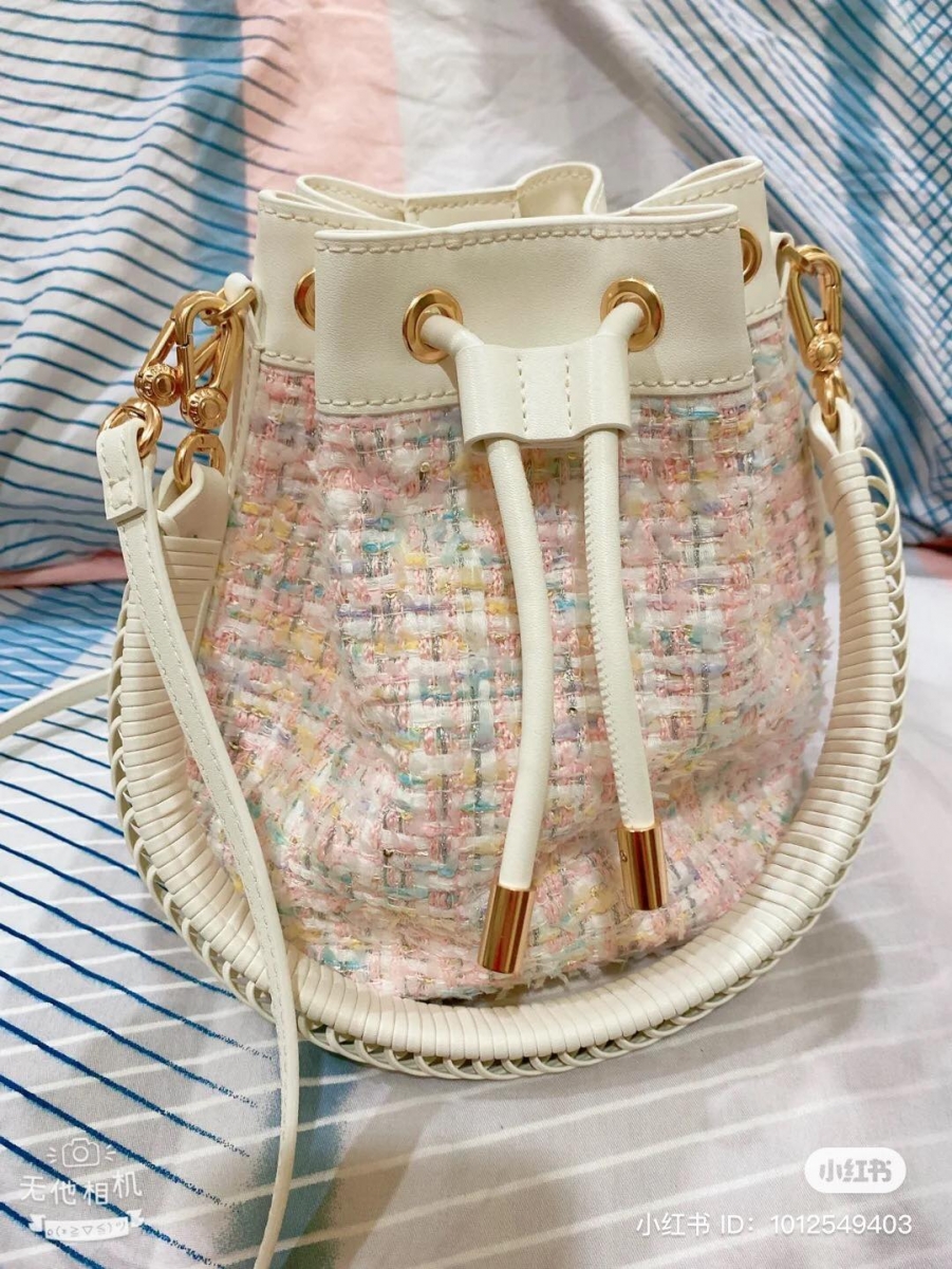 包包以纯净柔和的白色打底,加上粉、蓝、紫等梦幻色彩拼接而成小香风设计,既高雅又不失少女风味美呆了。