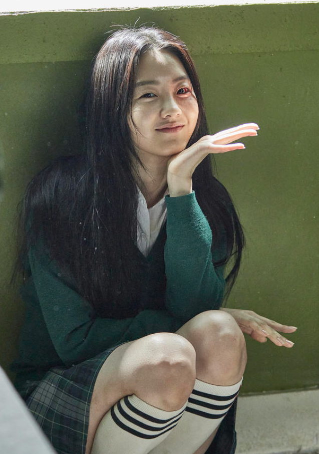 赵怡贤在剧里饰演一名冰山学霸，在病毒爆发前跟身边同学都没有交际直到僵尸爆发后才开始和同学们打成一片还和「秀赫」擦出暧昧的火花。