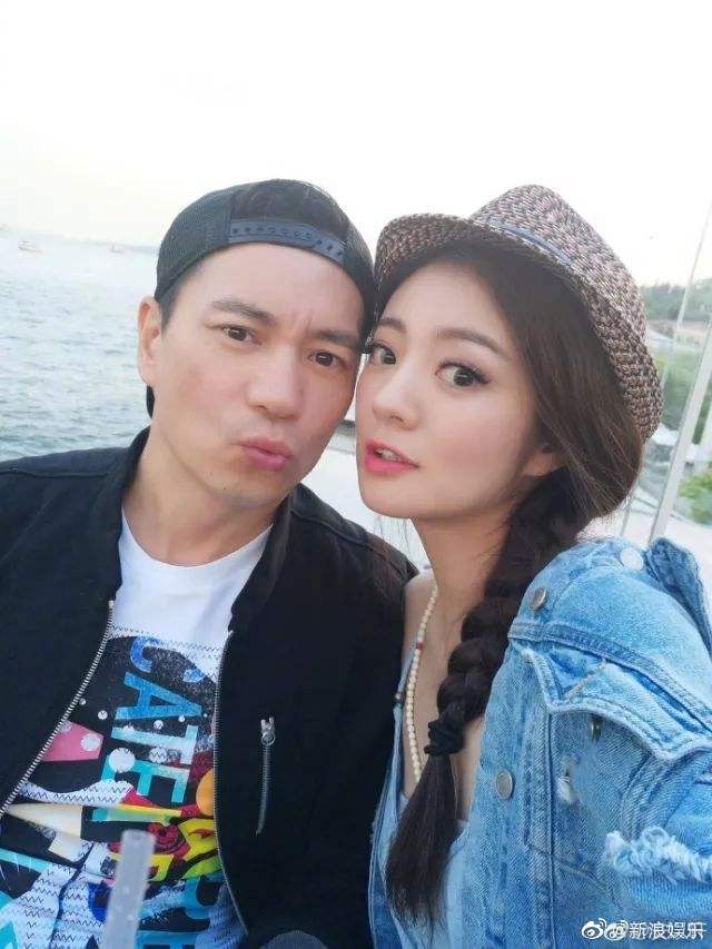 老公被捕后安以轩就与外界失联,身在海外的家人担心不已。安以轩早前患有心脏疾病,真的不能再受到刺激不然旧病复发后果不堪设想。