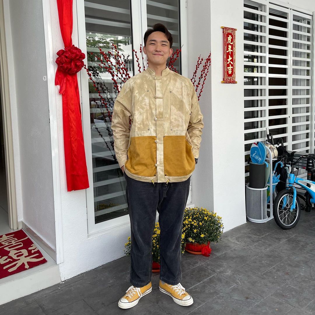 曾耀祖前几天亦晒出初 2 OOTD 新年照片,只见照片中的 TA 身穿传统的唐山装,露出喜悦的表情配文声称「Chor 2 morning look , 然后很快接到确诊电话马上回家换衣服」。